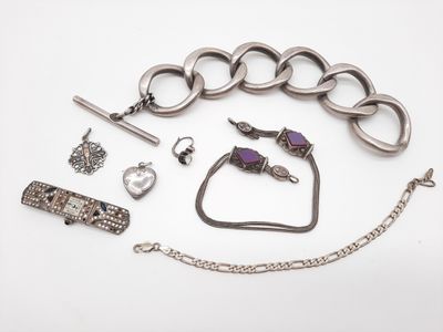 un assortiment de bijoux comprenant un collier, un bracelet et une bague