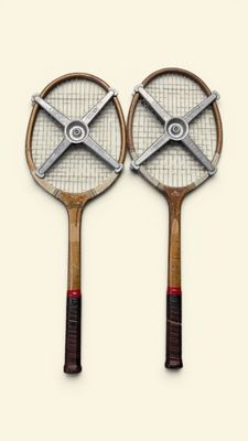 deux raquettes de tennis posées l'une sur l'autre