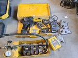 de nombreux outils qui traînent par terre dans le garage