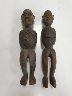 Deux sujets Africains : Statuettes sculptées en bois représe…