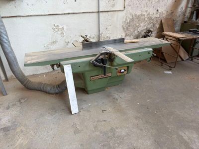 a machine that is sitting on a table in a room