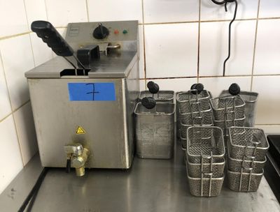 une pile de paniers en métal posés sur un plan de travail dans une cuisine