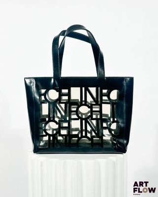 Le sac noir est posé sur une table blanche.