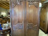 une armoire en bois avec des sculptures dans une pièce