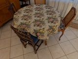 une table et des chaises dans une pièce avec une grande fenêtre