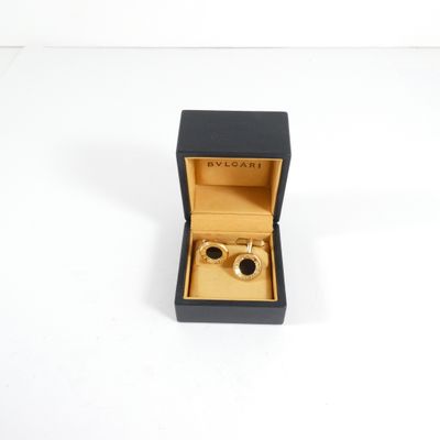 une boîte noire contenant une paire de lunettes de soleil