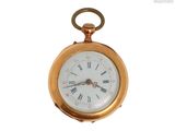 une montre de poche en or avec des chiffres romains sur le cadran