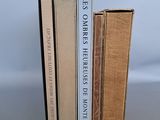 trois livres empilés sur une table