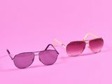une paire de lunettes de soleil sur fond rose