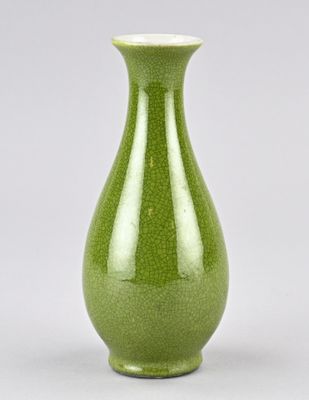 un vase vert posé sur une table