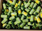 une boîte en carton remplie de bouteilles vertes et jaunes