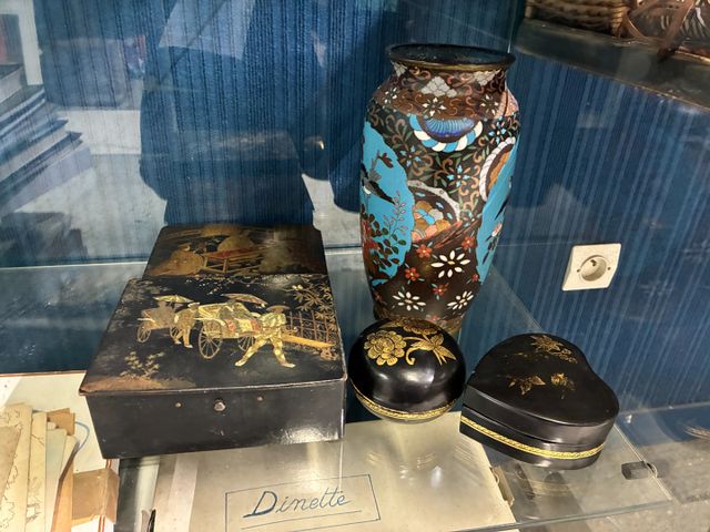 Vase en métal émaillée à décor d'oiseaux et de branches fleuries,