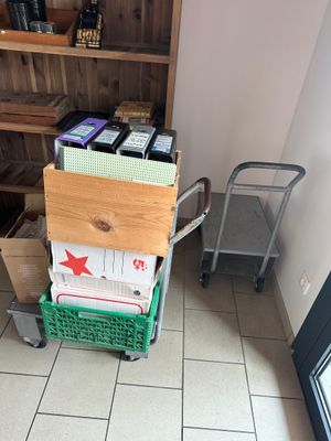 un chariot rempli de cartons et des cartons par terre