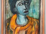 une peinture à l'huile représentant un homme portant un chapeau et une chemise jaune