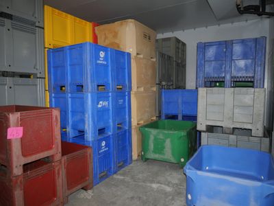 une pièce remplie de nombreuses boîtes de toutes les couleurs