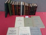 plusieurs livres posés sur une table recouverte d'une nappe rouge et d'une nappe rouge