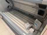 un solarium dans une pièce où se trouvent de nombreux objets