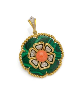 un gros plan d'un pendentif vert et orange sur fond blanc