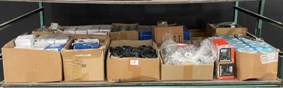 plusieurs cartons remplis d'objets posés sur un chariot dans la pièce