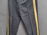 un gros plan sur un pantalon suspendu à une corde à linge