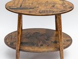 une photo d'une table en bois sur laquelle est posé un tableau