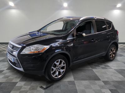 La Ford Escape 2013 est garée dans une salle blanche