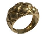 une image d'une bague en or sur fond blanc