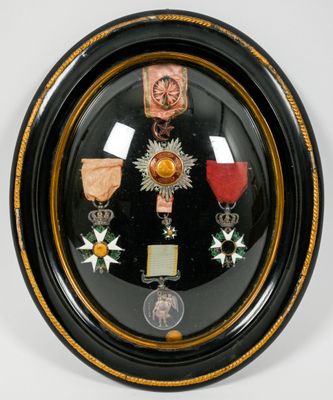 une photo d'une médaille dans un cadre noir