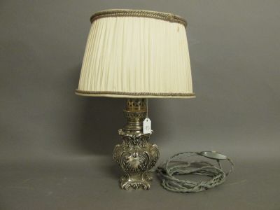 une lampe posée sur une table et munie d'un abat-jour