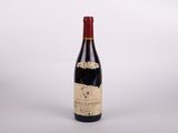 une photo d'une bouteille de vin rouge sur fond blanc