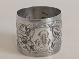 une photo d'une bague en argent sur laquelle figure un monogramme