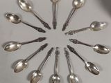 de nombreuses cuillères disposées en cercle sur la table