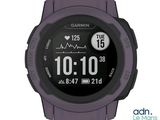 un gros plan d'une montre violette équipée d'un cardiofréquencemètre