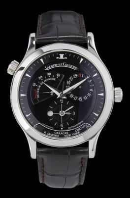 une image d'une montre en gros plan sur fond noir