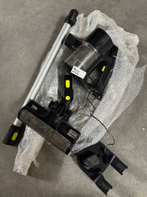 un aspirateur et un aspirateur posé par terre