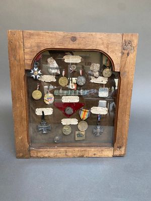 une vitrine contenant de nombreux boutons