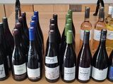 beaucoup de bouteilles de vin sur le comptoir