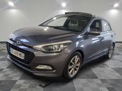 la voiture grise est garée dans le garage sur le sol en damier