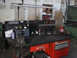 une image d'un établi dans un garage avec des outils