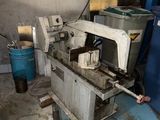 une machine qui se trouve dans une pièce, à côté d'une poubelle