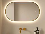 un lavabo de salle de bains surmonté d'un miroir et équipé d'un distributeur de savon
