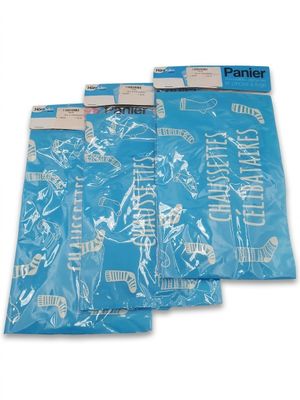 trois sacs en plastique bleus portant une inscription blanche