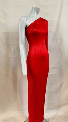 une robe rouge sur un mannequin, un mannequin, un mannequin, un mannequin, un mannequin, un mannequin, un mannequin