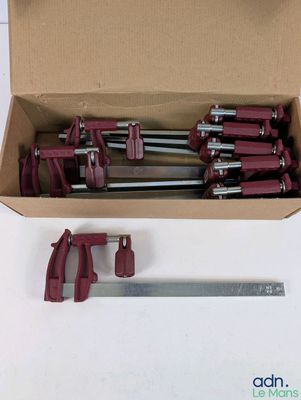 une boîte d'outils posée sur une table