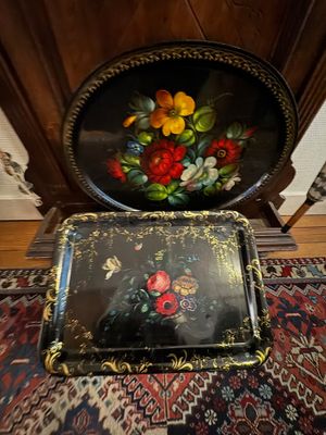 deux plateaux décorés de fleurs, posés sur un tapis
