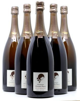 six bouteilles de vin sont alignées sur une table
