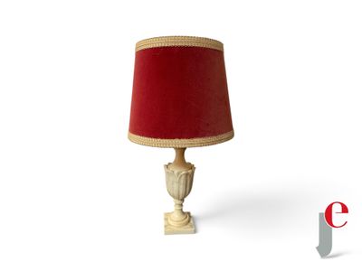 une lampe surmontée d'un abat-jour rouge