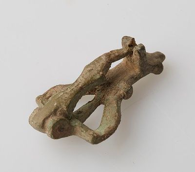 une image représentant une figurine en bronze d'un homme à cheval
