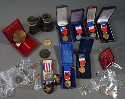 many medals and other items that are on the table