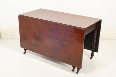 684. Table à six pieds, milieu XIXe siècle, en acajou massif…